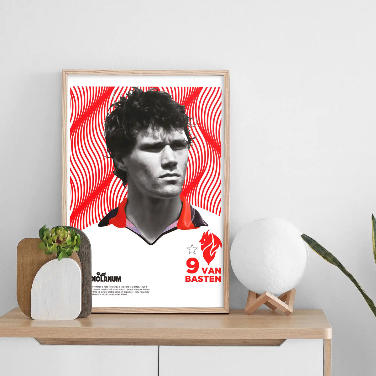 VAN BASTEN FIGURINA ANNI '80 · poster in cornice, ambientazione 2